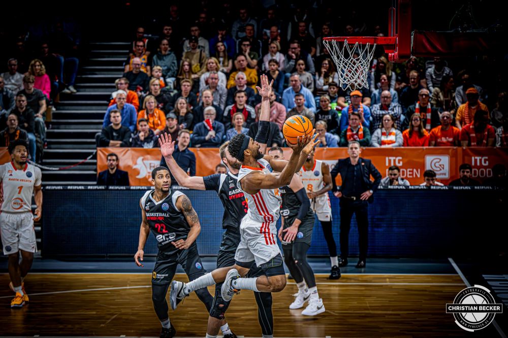 Basketball Champions League, Saison 2024/2025, Herren, Hauptrunde, 4. Spieltag, 05.11.2024, RASTA Vechta - ERA Nymburk
Lloyd Pandi (#41 - RASTA Vechta) beim Korbleger
Schlüsselwörter: 05.11.2024;4. Spieltag;BCL;Basketball;Champions League;ERA;Hauptrunde;International;Liga;Nymburk;RASTA;RASTA Dome;Saison 2024/2025;Vechta