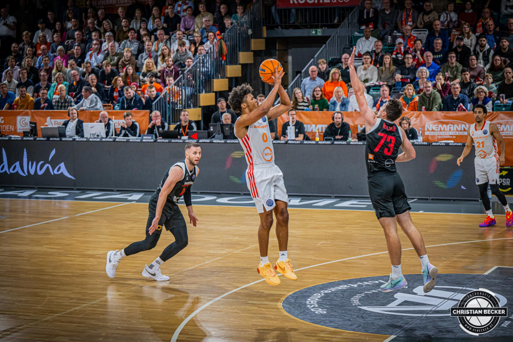 Basketball Champions League, Saison 2024/2025, Herren, Hauptrunde, 4. Spieltag, 05.11.2024, RASTA Vechta - ERA Nymburk
Mike Bothwell (#0 - RASTA Vechta) beim Jumpshot
Schlüsselwörter: 05.11.2024;4. Spieltag;BCL;Basketball;Champions League;ERA;Hauptrunde;International;Liga;Nymburk;RASTA;RASTA Dome;Saison 2024/2025;Vechta
