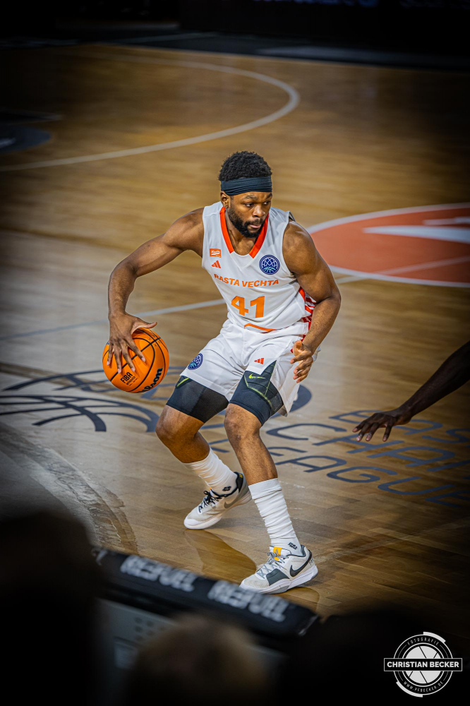 Basketball Champions League, Saison 2024/2025, Herren, Hauptrunde, 4. Spieltag, 05.11.2024, RASTA Vechta - ERA Nymburk
Lloyd Pandi (#41 - RASTA Vechta) in Aktion
Schlüsselwörter: 05.11.2024;4. Spieltag;BCL;Basketball;Champions League;ERA;Hauptrunde;International;Liga;Nymburk;RASTA;RASTA Dome;Saison 2024/2025;Vechta