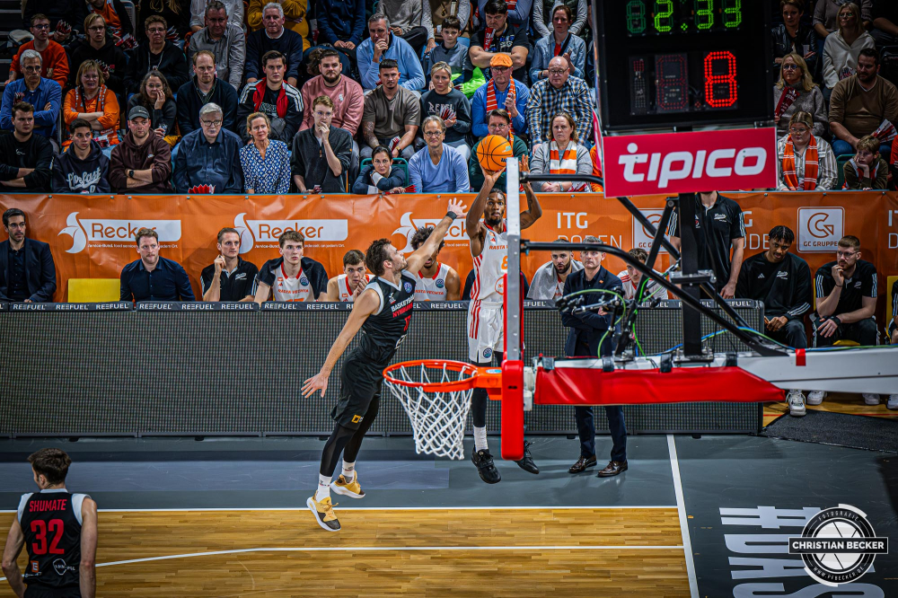 Basketball Champions League, Saison 2024/2025, Herren, Hauptrunde, 4. Spieltag, 05.11.2024, RASTA Vechta - ERA Nymburk
Brandon Randolph (#8 - RASTA Vechta) beim Jumpshot
Schlüsselwörter: 05.11.2024;4. Spieltag;BCL;Basketball;Champions League;ERA;Hauptrunde;International;Liga;Nymburk;RASTA;RASTA Dome;Saison 2024/2025;Vechta