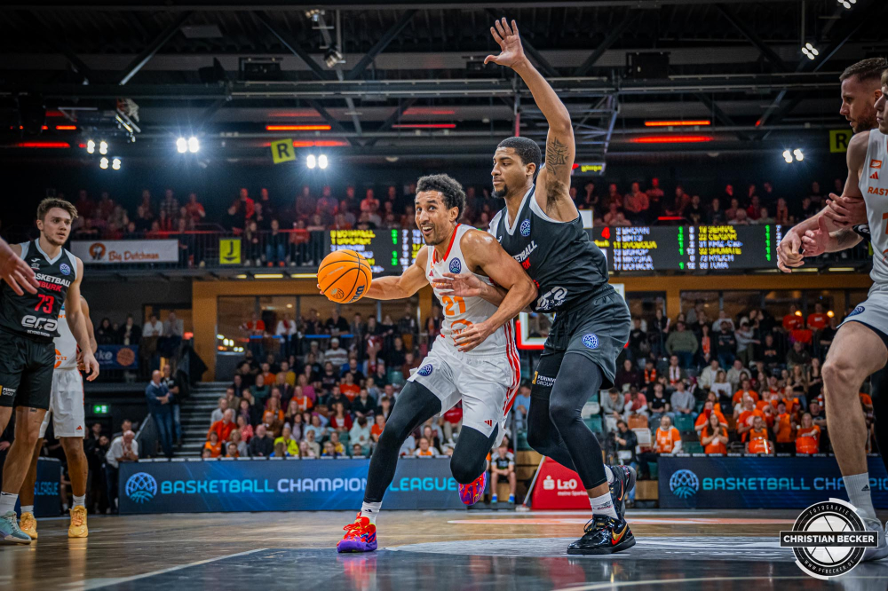 Basketball Champions League, Saison 2024/2025, Herren, Hauptrunde, 4. Spieltag, 05.11.2024, RASTA Vechta - ERA Nymburk
Joel Aminu (#21 - RASTA Vechta) in Aktion
Schlüsselwörter: 05.11.2024;4. Spieltag;BCL;Basketball;Champions League;ERA;Hauptrunde;International;Liga;Nymburk;RASTA;RASTA Dome;Saison 2024/2025;Vechta