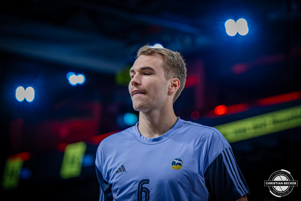 1. Basketball Bundesliga, easyCredit BBL, Saison 2024/2025, Herren, Hauptrunde, 9. Spieltag, 17.11.2024, RASTA Vechta -  ALBA Berlin
Malte Delow (#6 - ALBA Berlin) vor der Partie
Schlüsselwörter: 1. Bundesliga;17.11.2024;9. Spieltag;ALBA;BBL;Basketball;Berlin;Hauptrunde;Liga;RASTA;RASTA Dome;Saison 2024/2025;Vechta;easycredit