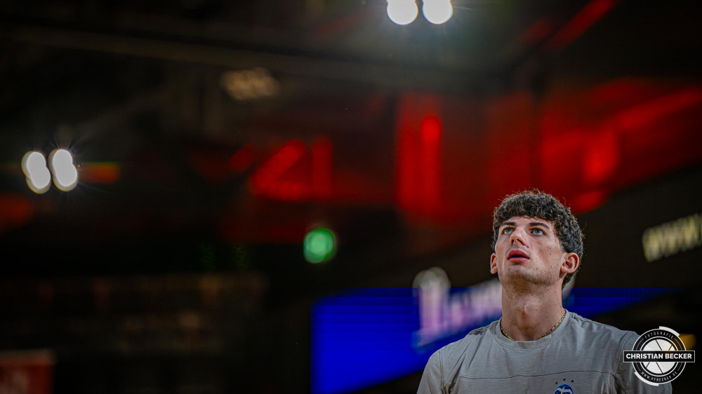 1. Basketball Bundesliga, easyCredit BBL, Saison 2024/2025, Herren, Hauptrunde, 9. Spieltag, 17.11.2024, RASTA Vechta -  ALBA Berlin
Gabriele Procida (#1 - ALBA Berlin) vor der Partie
Schlüsselwörter: 1. Bundesliga;17.11.2024;9. Spieltag;ALBA;BBL;Basketball;Berlin;Hauptrunde;Liga;RASTA;RASTA Dome;Saison 2024/2025;Vechta;easycredit