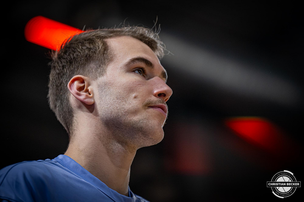 1. Basketball Bundesliga, easyCredit BBL, Saison 2024/2025, Herren, Hauptrunde, 9. Spieltag, 17.11.2024, RASTA Vechta -  ALBA Berlin
Malte Delow (#6 - ALBA Berlin) vor der Partie
Schlüsselwörter: 1. Bundesliga;17.11.2024;9. Spieltag;ALBA;BBL;Basketball;Berlin;Hauptrunde;Liga;RASTA;RASTA Dome;Saison 2024/2025;Vechta;easycredit