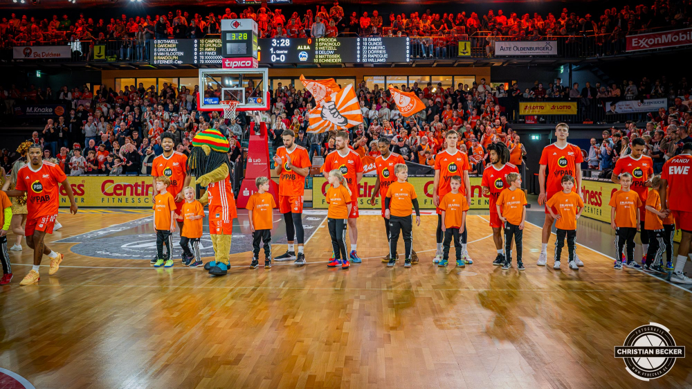 1. Basketball Bundesliga, easyCredit BBL, Saison 2024/2025, Herren, Hauptrunde, 9. Spieltag, 17.11.2024, RASTA Vechta -  ALBA Berlin
Das Team von RASTA Vechta mit den Einlaufkindern vor der Partie
Schlüsselwörter: 1. Bundesliga;17.11.2024;9. Spieltag;ALBA;BBL;Basketball;Berlin;Hauptrunde;Liga;RASTA;RASTA Dome;Saison 2024/2025;Vechta;easycredit