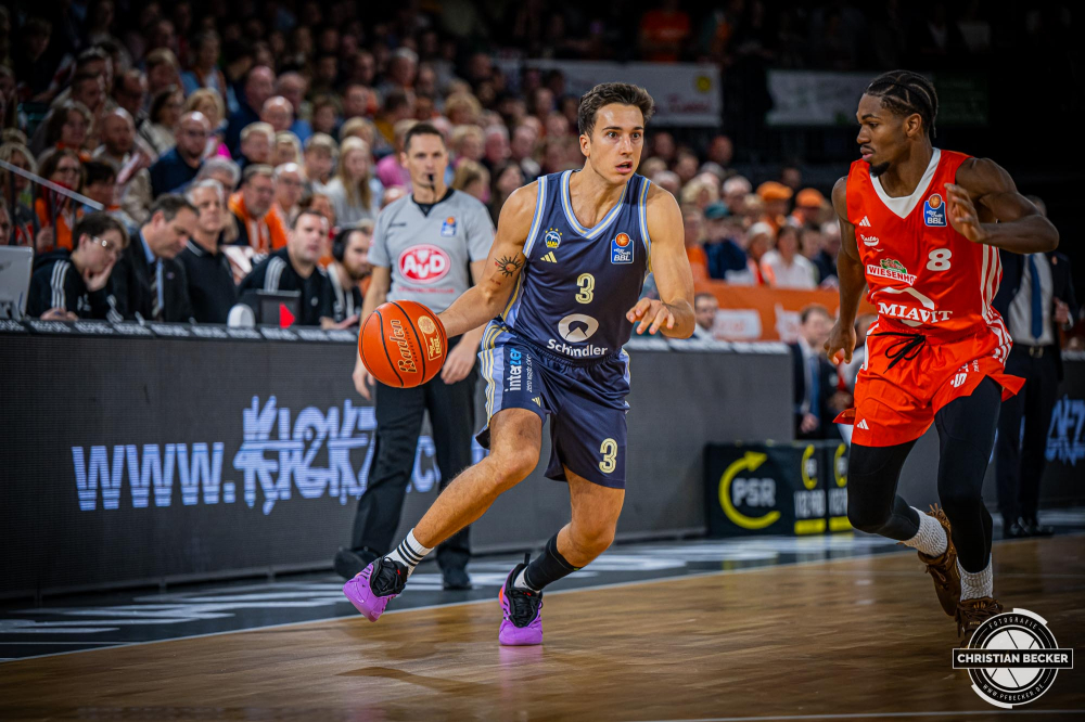 1. Basketball Bundesliga, easyCredit BBL, Saison 2024/2025, Herren, Hauptrunde, 9. Spieltag, 17.11.2024, RASTA Vechta -  ALBA Berlin
Matteo Spagnolo (#3 - ALBA Berlin) in Aktion gegen Brandon Randolph (#8 - RASTA Vechta)
Schlüsselwörter: 1. Bundesliga;17.11.2024;9. Spieltag;ALBA;BBL;Basketball;Berlin;Hauptrunde;Liga;RASTA;RASTA Dome;Saison 2024/2025;Vechta;easycredit