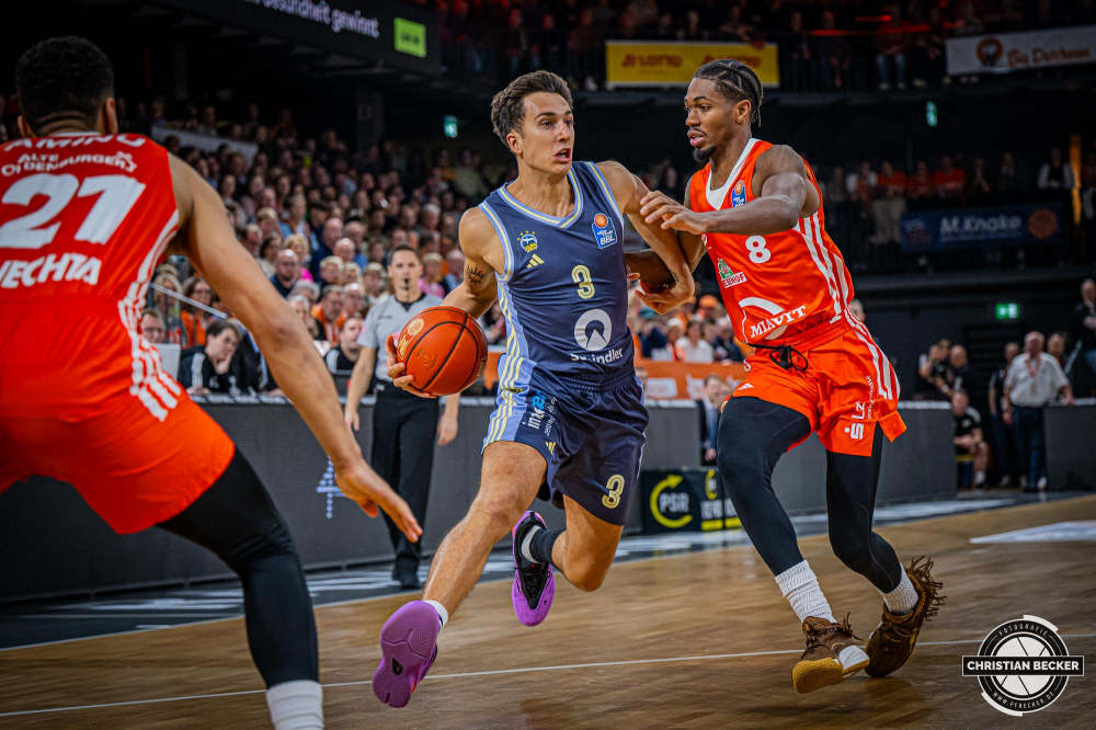 1. Basketball Bundesliga, easyCredit BBL, Saison 2024/2025, Herren, Hauptrunde, 9. Spieltag, 17.11.2024, RASTA Vechta -  ALBA Berlin
Matteo Spagnolo (#3 - ALBA Berlin) in Aktion gegen Brandon Randolph (#8 - RASTA Vechta)
Schlüsselwörter: 1. Bundesliga;17.11.2024;9. Spieltag;ALBA;BBL;Basketball;Berlin;Hauptrunde;Liga;RASTA;RASTA Dome;Saison 2024/2025;Vechta;easycredit