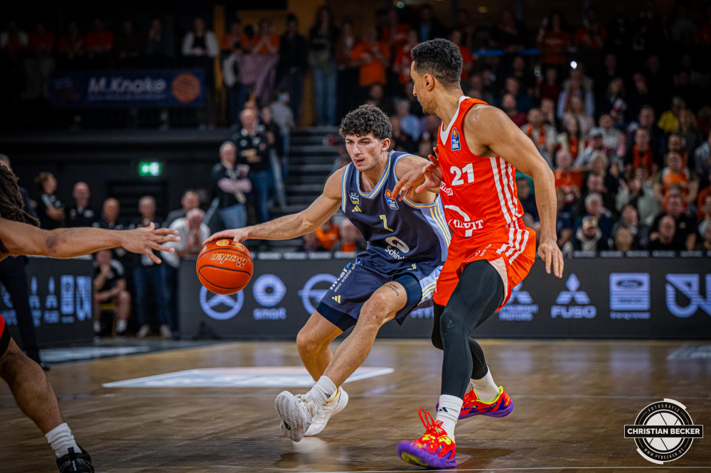 1. Basketball Bundesliga, easyCredit BBL, Saison 2024/2025, Herren, Hauptrunde, 9. Spieltag, 17.11.2024, RASTA Vechta -  ALBA Berlin
Gabriele Procida (#1 - ALBA Berlin) in Aktion gegen Joel Aminu (#21 - RASTA Vechta)
Schlüsselwörter: 1. Bundesliga;17.11.2024;9. Spieltag;ALBA;BBL;Basketball;Berlin;Hauptrunde;Liga;RASTA;RASTA Dome;Saison 2024/2025;Vechta;easycredit