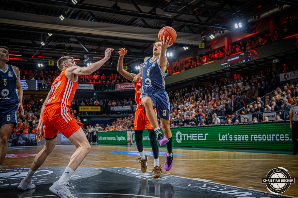 1. Basketball Bundesliga, easyCredit BBL, Saison 2024/2025, Herren, Hauptrunde, 9. Spieltag, 17.11.2024, RASTA Vechta -  ALBA Berlin
Matteo Spagnolo (#3 - ALBA Berlin) beim Korbleger
Schlüsselwörter: 1. Bundesliga;17.11.2024;9. Spieltag;ALBA;BBL;Basketball;Berlin;Hauptrunde;Liga;RASTA;RASTA Dome;Saison 2024/2025;Vechta;easycredit