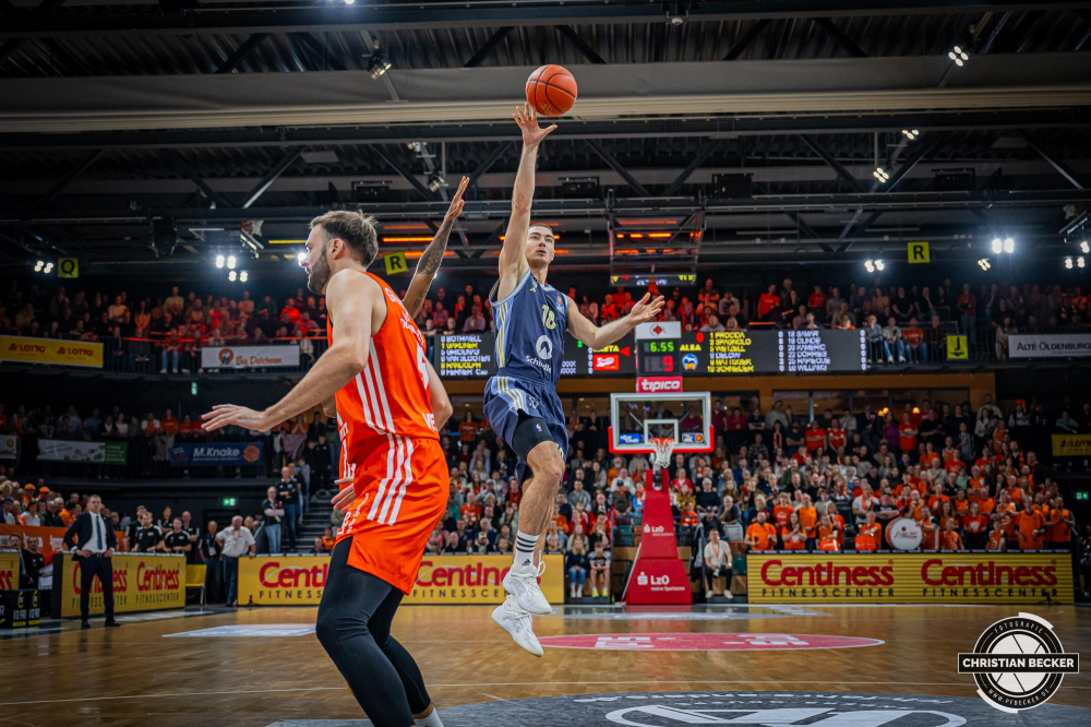 1. Basketball Bundesliga, easyCredit BBL, Saison 2024/2025, Herren, Hauptrunde, 9. Spieltag, 17.11.2024, RASTA Vechta -  ALBA Berlin
Ziga Samar (#18 - ALBA Berlin) beim Korbleger
Schlüsselwörter: 1. Bundesliga;17.11.2024;9. Spieltag;ALBA;BBL;Basketball;Berlin;Hauptrunde;Liga;RASTA;RASTA Dome;Saison 2024/2025;Vechta;easycredit