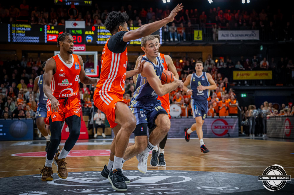 1. Basketball Bundesliga, easyCredit BBL, Saison 2024/2025, Herren, Hauptrunde, 9. Spieltag, 17.11.2024, RASTA Vechta -  ALBA Berlin
Ziga Samar (#18 - ALBA Berlin) in Aktion
Schlüsselwörter: 1. Bundesliga;17.11.2024;9. Spieltag;ALBA;BBL;Basketball;Berlin;Hauptrunde;Liga;RASTA;RASTA Dome;Saison 2024/2025;Vechta;easycredit