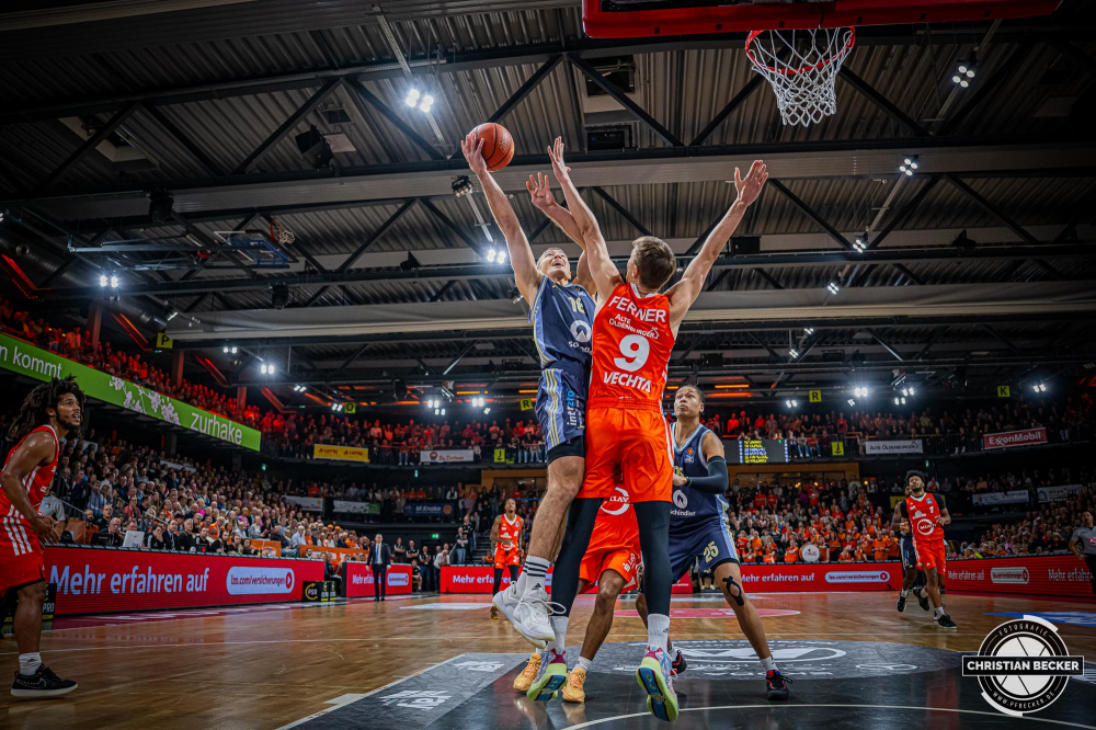 1. Basketball Bundesliga, easyCredit BBL, Saison 2024/2025, Herren, Hauptrunde, 9. Spieltag, 17.11.2024, RASTA Vechta -  ALBA Berlin
Ziga Samar (#18 - ALBA Berlin) beim Korbleger gegen Joschka Ferner (#9 - RASTA Vechta)
Schlüsselwörter: 1. Bundesliga;17.11.2024;9. Spieltag;ALBA;BBL;Basketball;Berlin;Hauptrunde;Liga;RASTA;RASTA Dome;Saison 2024/2025;Vechta;easycredit