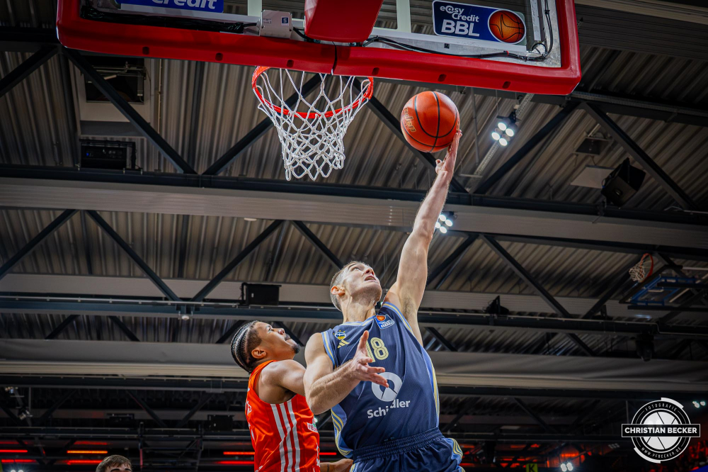 1. Basketball Bundesliga, easyCredit BBL, Saison 2024/2025, Herren, Hauptrunde, 9. Spieltag, 17.11.2024, RASTA Vechta -  ALBA Berlin
Ziga Samar (#18 - ALBA Berlin) beim Korbleger
Schlüsselwörter: 1. Bundesliga;17.11.2024;9. Spieltag;ALBA;BBL;Basketball;Berlin;Hauptrunde;Liga;RASTA;RASTA Dome;Saison 2024/2025;Vechta;easycredit