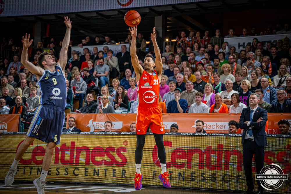 1. Basketball Bundesliga, easyCredit BBL, Saison 2024/2025, Herren, Hauptrunde, 9. Spieltag, 17.11.2024, RASTA Vechta -  ALBA Berlin
Joel Aminu (#21 - RASTA Vechta) beim Jumpshot gegen Jonas Mattisseck (#9 - ALBA Berlin)
Schlüsselwörter: 1. Bundesliga;17.11.2024;9. Spieltag;ALBA;BBL;Basketball;Berlin;Hauptrunde;Liga;RASTA;RASTA Dome;Saison 2024/2025;Vechta;easycredit