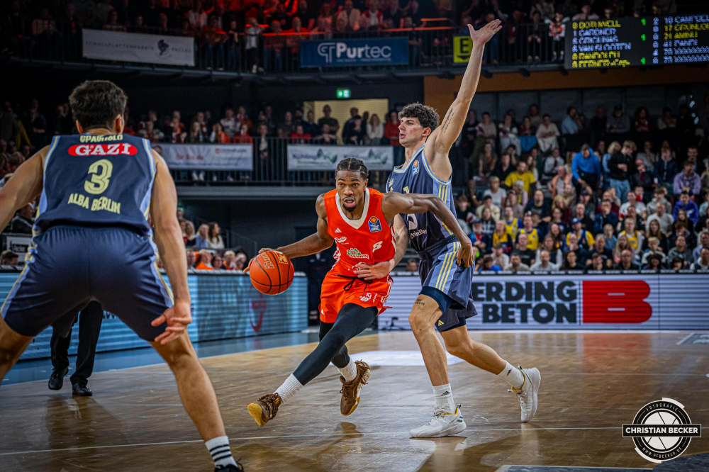 1. Basketball Bundesliga, easyCredit BBL, Saison 2024/2025, Herren, Hauptrunde, 9. Spieltag, 17.11.2024, RASTA Vechta -  ALBA Berlin
Brandon Randolph (#8 - RASTA Vechta) in Aktion gegen Gabriele Procida (#1 - ALBA Berlin)
Schlüsselwörter: 1. Bundesliga;17.11.2024;9. Spieltag;ALBA;BBL;Basketball;Berlin;Hauptrunde;Liga;RASTA;RASTA Dome;Saison 2024/2025;Vechta;easycredit