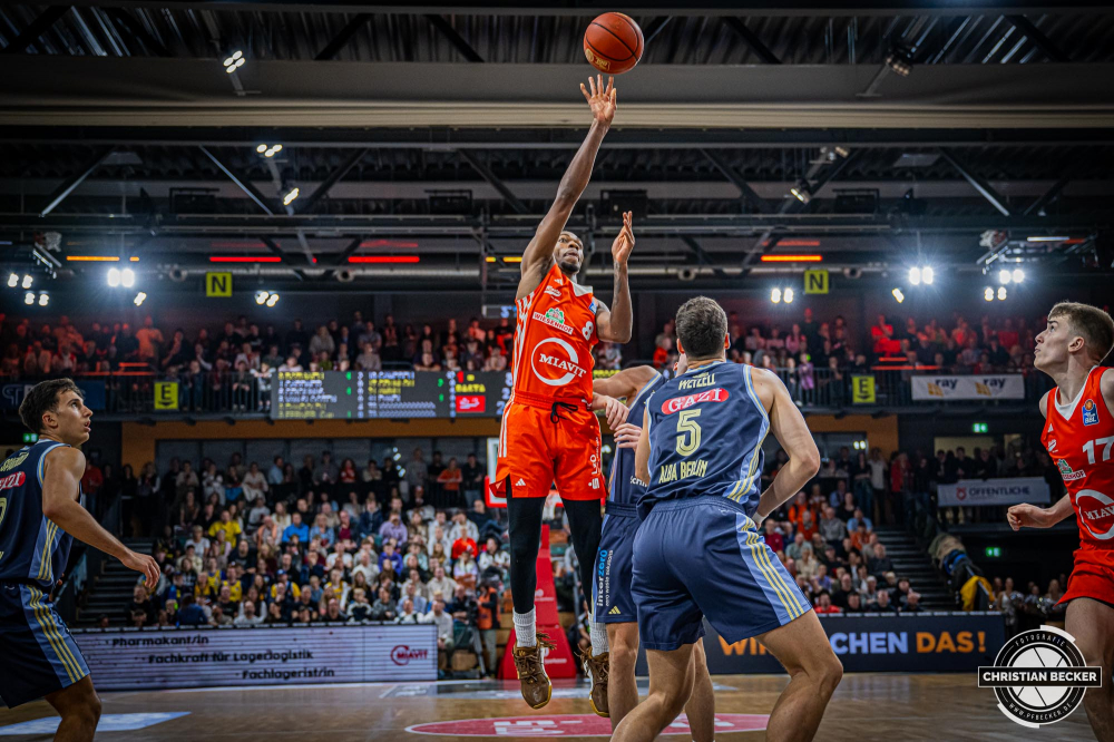 1. Basketball Bundesliga, easyCredit BBL, Saison 2024/2025, Herren, Hauptrunde, 9. Spieltag, 17.11.2024, RASTA Vechta -  ALBA Berlin
Brandon Randolph (#8 - RASTA Vechta) beim Korbleger
Schlüsselwörter: 1. Bundesliga;17.11.2024;9. Spieltag;ALBA;BBL;Basketball;Berlin;Hauptrunde;Liga;RASTA;RASTA Dome;Saison 2024/2025;Vechta;easycredit