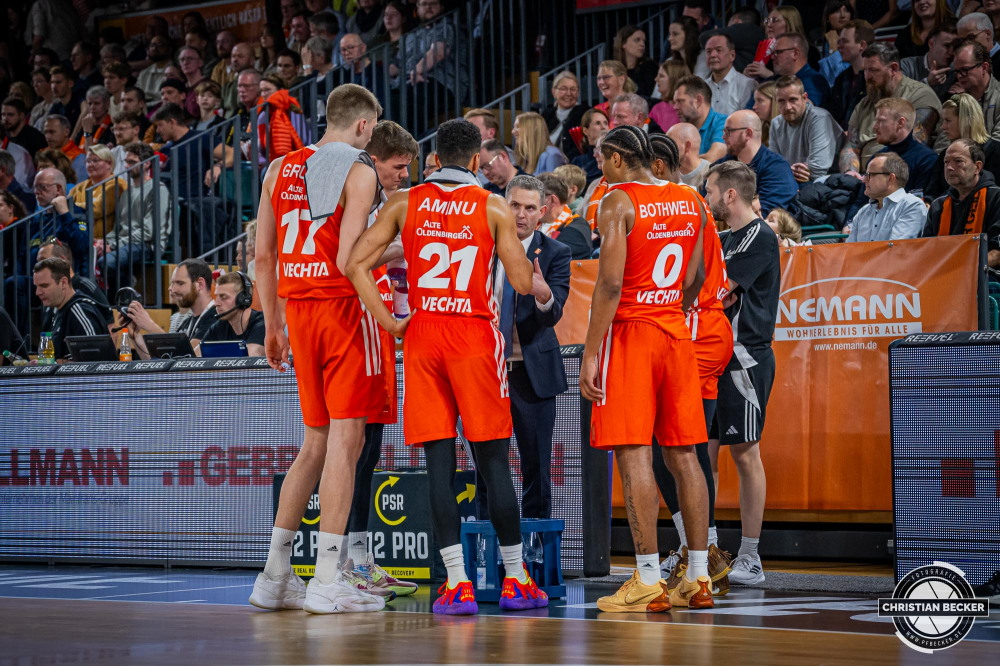 1. Basketball Bundesliga, easyCredit BBL, Saison 2024/2025, Herren, Hauptrunde, 9. Spieltag, 17.11.2024, RASTA Vechta -  ALBA Berlin
Martin Schiller (Headcoach - RASTA Vechta) im Gespr&auml;ch mit seinem Team
Schlüsselwörter: 1. Bundesliga;17.11.2024;9. Spieltag;ALBA;BBL;Basketball;Berlin;Hauptrunde;Liga;RASTA;RASTA Dome;Saison 2024/2025;Vechta;easycredit