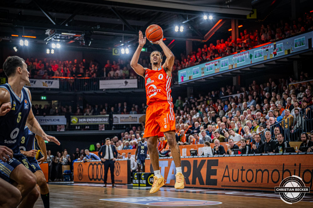 1. Basketball Bundesliga, easyCredit BBL, Saison 2024/2025, Herren, Hauptrunde, 9. Spieltag, 17.11.2024, RASTA Vechta -  ALBA Berlin
Mike Bothwell (#0 - RASTA Vechta) beim Jumpshot
Schlüsselwörter: 1. Bundesliga;17.11.2024;9. Spieltag;ALBA;BBL;Basketball;Berlin;Hauptrunde;Liga;RASTA;RASTA Dome;Saison 2024/2025;Vechta;easycredit