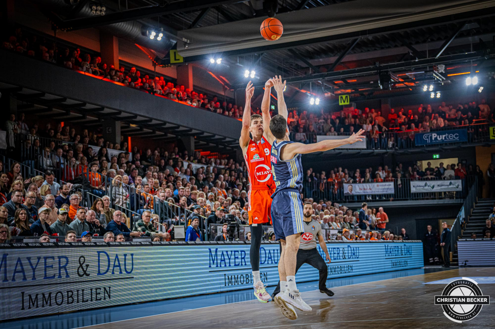 1. Basketball Bundesliga, easyCredit BBL, Saison 2024/2025, Herren, Hauptrunde, 9. Spieltag, 17.11.2024, RASTA Vechta -  ALBA Berlin
Joschka Ferner (#9 - RASTA Vechta) beim Jumpshot gegen Jonas Mattisseck (#9 - ALBA Berlin)
Schlüsselwörter: 1. Bundesliga;17.11.2024;9. Spieltag;ALBA;BBL;Basketball;Berlin;Hauptrunde;Liga;RASTA;RASTA Dome;Saison 2024/2025;Vechta;easycredit