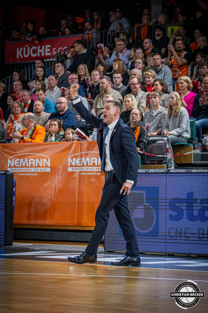 1. Basketball Bundesliga, easyCredit BBL, Saison 2024/2025, Herren, Hauptrunde, 9. Spieltag, 17.11.2024, RASTA Vechta -  ALBA Berlin
Martin Schiller (Headcoach - RASTA Vechta) w&auml;hrend der Partie
Schlüsselwörter: 1. Bundesliga;17.11.2024;9. Spieltag;ALBA;BBL;Basketball;Berlin;Hauptrunde;Liga;RASTA;RASTA Dome;Saison 2024/2025;Vechta;easycredit