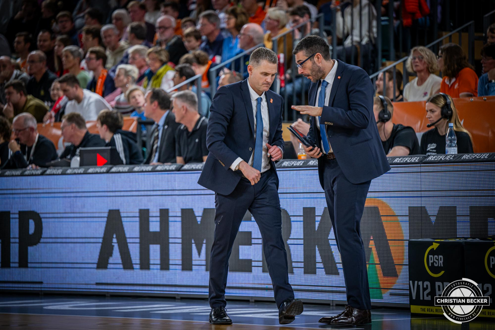 1. Basketball Bundesliga, easyCredit BBL, Saison 2024/2025, Herren, Hauptrunde, 9. Spieltag, 17.11.2024, RASTA Vechta -  ALBA Berlin
Martin Schiller (Headcoach - RASTA Vechta) im Gespr&auml;ch mit Miguel Zapata (Assistent Coach - RASTA Vechta)
Schlüsselwörter: 1. Bundesliga;17.11.2024;9. Spieltag;ALBA;BBL;Basketball;Berlin;Hauptrunde;Liga;RASTA;RASTA Dome;Saison 2024/2025;Vechta;easycredit