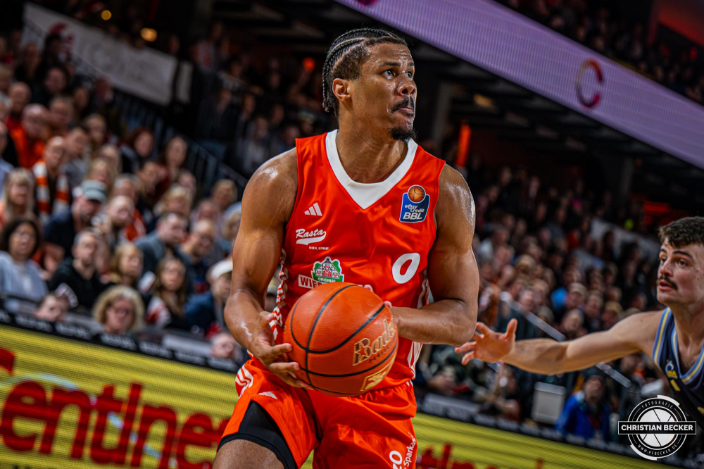 1. Basketball Bundesliga, easyCredit BBL, Saison 2024/2025, Herren, Hauptrunde, 9. Spieltag, 17.11.2024, RASTA Vechta -  ALBA Berlin
Mike Bothwell (#0 - RASTA Vechta) in Aktion
Schlüsselwörter: 1. Bundesliga;17.11.2024;9. Spieltag;ALBA;BBL;Basketball;Berlin;Hauptrunde;Liga;RASTA;RASTA Dome;Saison 2024/2025;Vechta;easycredit