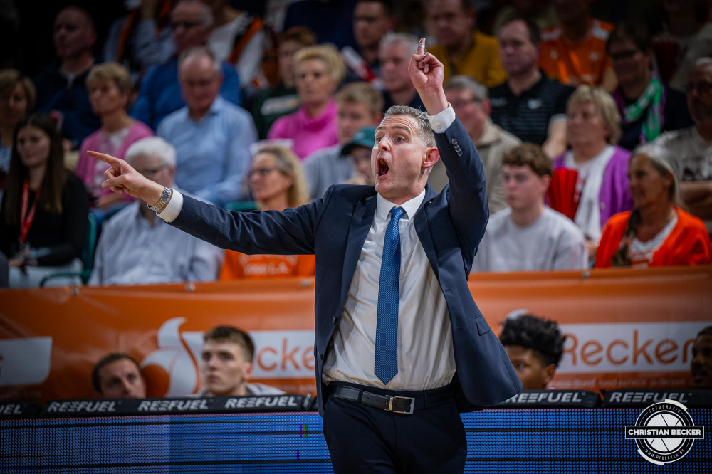 1. Basketball Bundesliga, easyCredit BBL, Saison 2024/2025, Herren, Hauptrunde, 9. Spieltag, 17.11.2024, RASTA Vechta -  ALBA Berlin
Martin Schiller (Headcoach - RASTA Vechta) w&auml;hrend der Partie
Schlüsselwörter: 1. Bundesliga;17.11.2024;9. Spieltag;ALBA;BBL;Basketball;Berlin;Hauptrunde;Liga;RASTA;RASTA Dome;Saison 2024/2025;Vechta;easycredit