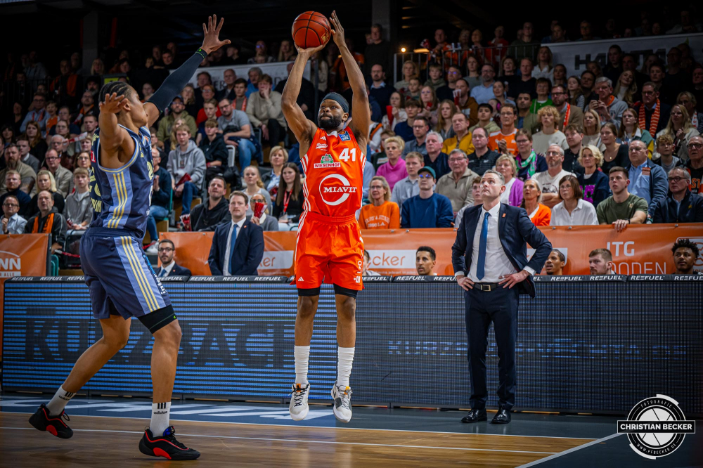 1. Basketball Bundesliga, easyCredit BBL, Saison 2024/2025, Herren, Hauptrunde, 9. Spieltag, 17.11.2024, RASTA Vechta -  ALBA Berlin
Lloyd Pandi (#41 - RASTA Vechta) beim Jumpshot
Schlüsselwörter: 1. Bundesliga;17.11.2024;9. Spieltag;ALBA;BBL;Basketball;Berlin;Hauptrunde;Liga;RASTA;RASTA Dome;Saison 2024/2025;Vechta;easycredit