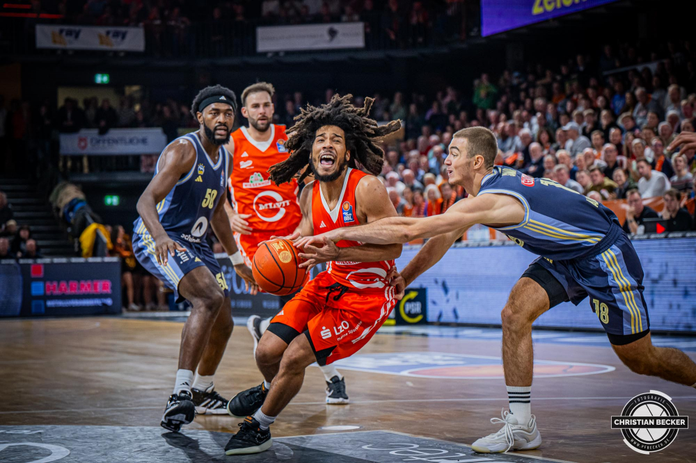 1. Basketball Bundesliga, easyCredit BBL, Saison 2024/2025, Herren, Hauptrunde, 9. Spieltag, 17.11.2024, RASTA Vechta -  ALBA Berlin
Tyger Campbell (#10 - RASTA Vechta) in Aktion gegen Ziga Samar (#18 - ALBA Berlin)
Schlüsselwörter: 1. Bundesliga;17.11.2024;9. Spieltag;ALBA;BBL;Basketball;Berlin;Hauptrunde;Liga;RASTA;RASTA Dome;Saison 2024/2025;Vechta;easycredit