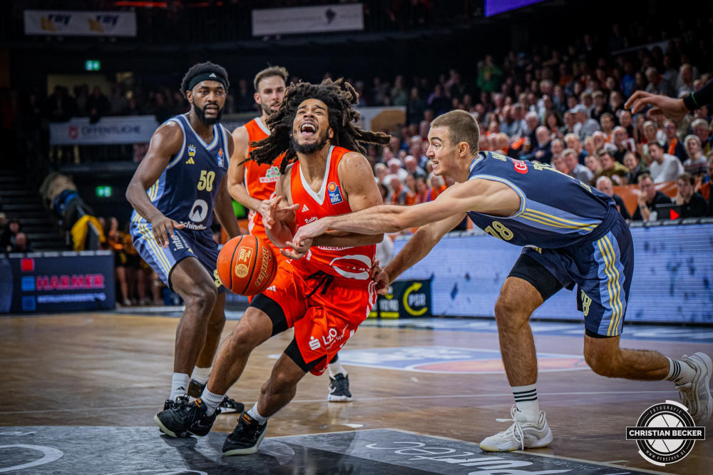 1. Basketball Bundesliga, easyCredit BBL, Saison 2024/2025, Herren, Hauptrunde, 9. Spieltag, 17.11.2024, RASTA Vechta -  ALBA Berlin
Tyger Campbell (#10 - RASTA Vechta) in Aktion gegen Ziga Samar (#18 - ALBA Berlin)
Schlüsselwörter: 1. Bundesliga;17.11.2024;9. Spieltag;ALBA;BBL;Basketball;Berlin;Hauptrunde;Liga;RASTA;RASTA Dome;Saison 2024/2025;Vechta;easycredit
