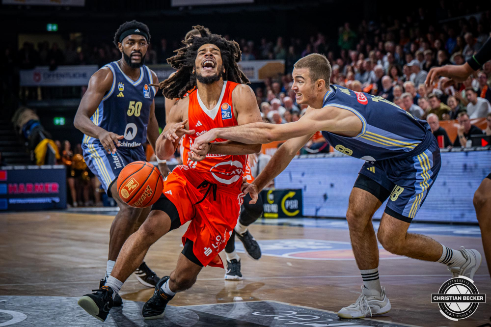1. Basketball Bundesliga, easyCredit BBL, Saison 2024/2025, Herren, Hauptrunde, 9. Spieltag, 17.11.2024, RASTA Vechta -  ALBA Berlin
Tyger Campbell (#10 - RASTA Vechta) in Aktion gegen Ziga Samar (#18 - ALBA Berlin)
Schlüsselwörter: 1. Bundesliga;17.11.2024;9. Spieltag;ALBA;BBL;Basketball;Berlin;Hauptrunde;Liga;RASTA;RASTA Dome;Saison 2024/2025;Vechta;easycredit
