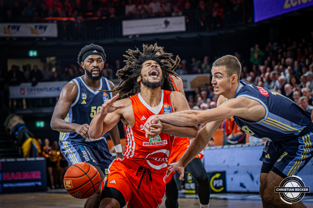 1. Basketball Bundesliga, easyCredit BBL, Saison 2024/2025, Herren, Hauptrunde, 9. Spieltag, 17.11.2024, RASTA Vechta -  ALBA Berlin
Tyger Campbell (#10 - RASTA Vechta) in Aktion gegen Ziga Samar (#18 - ALBA Berlin)
Schlüsselwörter: 1. Bundesliga;17.11.2024;9. Spieltag;ALBA;BBL;Basketball;Berlin;Hauptrunde;Liga;RASTA;RASTA Dome;Saison 2024/2025;Vechta;easycredit