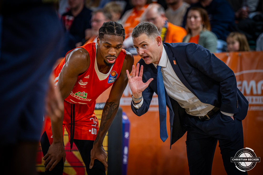 1. Basketball Bundesliga, easyCredit BBL, Saison 2024/2025, Herren, Hauptrunde, 9. Spieltag, 17.11.2024, RASTA Vechta -  ALBA Berlin
Martin Schiller (Headcoach - RASTA Vechta) im Gespr&auml;ch mit Brandon Randolph (#8 - RASTA Vechta)
Schlüsselwörter: 1. Bundesliga;17.11.2024;9. Spieltag;ALBA;BBL;Basketball;Berlin;Hauptrunde;Liga;RASTA;RASTA Dome;Saison 2024/2025;Vechta;easycredit