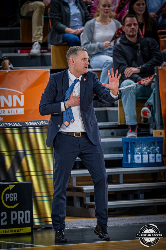 1. Basketball Bundesliga, easyCredit BBL, Saison 2024/2025, Herren, Hauptrunde, 9. Spieltag, 17.11.2024, RASTA Vechta -  ALBA Berlin
Martin Schiller (Headcoach - RASTA Vechta) w&auml;hrend der Partie
Schlüsselwörter: 1. Bundesliga;17.11.2024;9. Spieltag;ALBA;BBL;Basketball;Berlin;Hauptrunde;Liga;RASTA;RASTA Dome;Saison 2024/2025;Vechta;easycredit