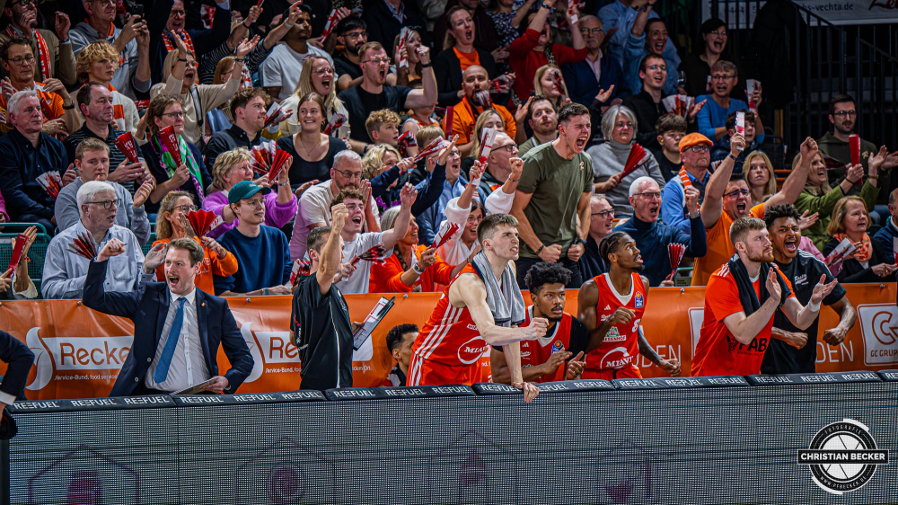 1. Basketball Bundesliga, easyCredit BBL, Saison 2024/2025, Herren, Hauptrunde, 9. Spieltag, 17.11.2024, RASTA Vechta -  ALBA Berlin
Das Team von RASTA Vechta zeigt Emotionen w&auml;hrend der Partie
Schlüsselwörter: 1. Bundesliga;17.11.2024;9. Spieltag;ALBA;BBL;Basketball;Berlin;Hauptrunde;Liga;RASTA;RASTA Dome;Saison 2024/2025;Vechta;easycredit