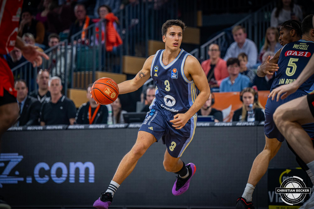 1. Basketball Bundesliga, easyCredit BBL, Saison 2024/2025, Herren, Hauptrunde, 9. Spieltag, 17.11.2024, RASTA Vechta -  ALBA Berlin
Matteo Spagnolo (#3 - ALBA Berlin) in Aktion
Schlüsselwörter: 1. Bundesliga;17.11.2024;9. Spieltag;ALBA;BBL;Basketball;Berlin;Hauptrunde;Liga;RASTA;RASTA Dome;Saison 2024/2025;Vechta;easycredit