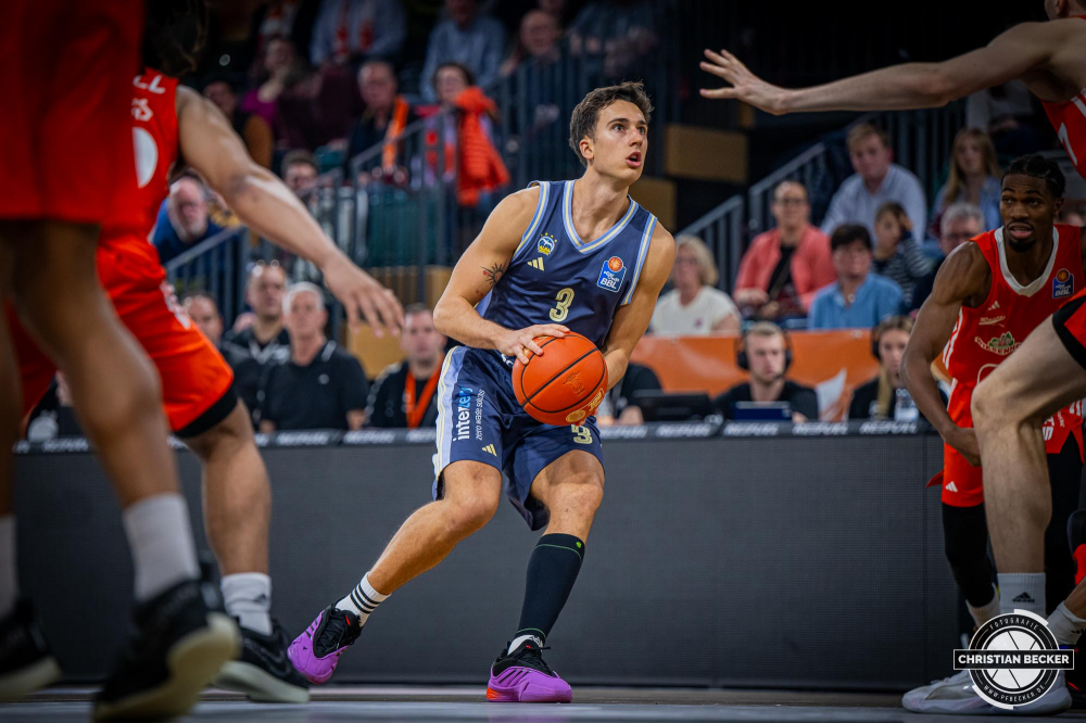 1. Basketball Bundesliga, easyCredit BBL, Saison 2024/2025, Herren, Hauptrunde, 9. Spieltag, 17.11.2024, RASTA Vechta -  ALBA Berlin
Matteo Spagnolo (#3 - ALBA Berlin) in Aktion
Schlüsselwörter: 1. Bundesliga;17.11.2024;9. Spieltag;ALBA;BBL;Basketball;Berlin;Hauptrunde;Liga;RASTA;RASTA Dome;Saison 2024/2025;Vechta;easycredit