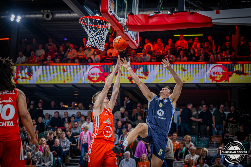 1. Basketball Bundesliga, easyCredit BBL, Saison 2024/2025, Herren, Hauptrunde, 9. Spieltag, 17.11.2024, RASTA Vechta -  ALBA Berlin
Yanni Wetzell (#5 - ALBA Berlin) beim Korbleger gegen Johann Gr&uuml;nloh (#17 - RASTA Vechta)
Schlüsselwörter: 1. Bundesliga;17.11.2024;9. Spieltag;ALBA;BBL;Basketball;Berlin;Hauptrunde;Liga;RASTA;RASTA Dome;Saison 2024/2025;Vechta;easycredit