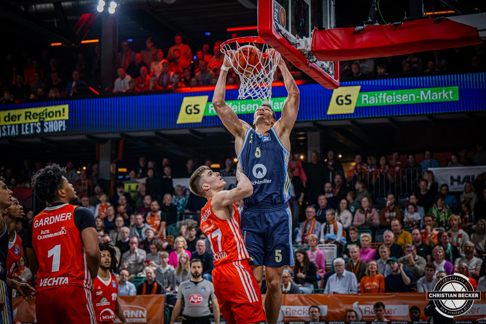 1. Basketball Bundesliga, easyCredit BBL, Saison 2024/2025, Herren, Hauptrunde, 9. Spieltag, 17.11.2024, RASTA Vechta -  ALBA Berlin
Yanni Wetzell (#5 - ALBA Berlin) beim Dunk
Schlüsselwörter: 1. Bundesliga;17.11.2024;9. Spieltag;ALBA;BBL;Basketball;Berlin;Hauptrunde;Liga;RASTA;RASTA Dome;Saison 2024/2025;Vechta;easycredit