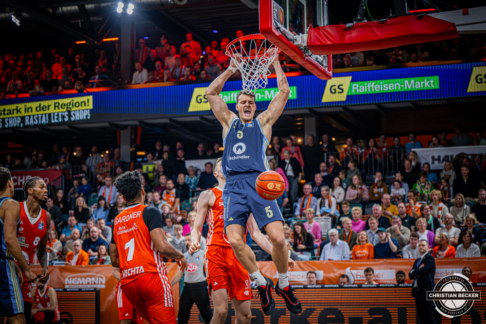 1. Basketball Bundesliga, easyCredit BBL, Saison 2024/2025, Herren, Hauptrunde, 9. Spieltag, 17.11.2024, RASTA Vechta -  ALBA Berlin
Yanni Wetzell (#5 - ALBA Berlin) beim Dunk
Schlüsselwörter: 1. Bundesliga;17.11.2024;9. Spieltag;ALBA;BBL;Basketball;Berlin;Hauptrunde;Liga;RASTA;RASTA Dome;Saison 2024/2025;Vechta;easycredit