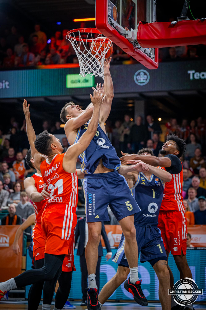 1. Basketball Bundesliga, easyCredit BBL, Saison 2024/2025, Herren, Hauptrunde, 9. Spieltag, 17.11.2024, RASTA Vechta -  ALBA Berlin
Yanni Wetzell (#5 - ALBA Berlin) beim Korbleger
Schlüsselwörter: 1. Bundesliga;17.11.2024;9. Spieltag;ALBA;BBL;Basketball;Berlin;Hauptrunde;Liga;RASTA;RASTA Dome;Saison 2024/2025;Vechta;easycredit
