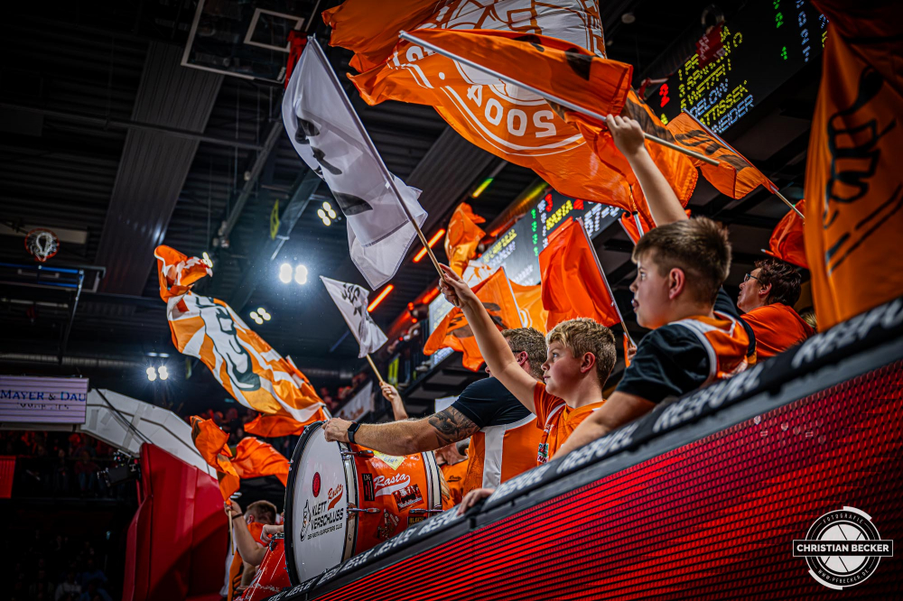 1. Basketball Bundesliga, easyCredit BBL, Saison 2024/2025, Herren, Hauptrunde, 9. Spieltag, 17.11.2024, RASTA Vechta -  ALBA Berlin
Klettverschluss (Fanclub - RASTA Vechta) schwenkt seine Fahnen
Schlüsselwörter: 1. Bundesliga;17.11.2024;9. Spieltag;ALBA;BBL;Basketball;Berlin;Hauptrunde;Liga;RASTA;RASTA Dome;Saison 2024/2025;Vechta;easycredit