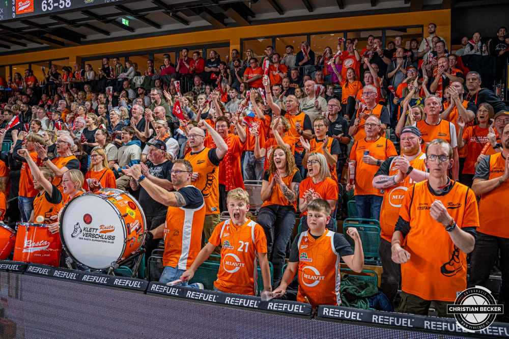 1. Basketball Bundesliga, easyCredit BBL, Saison 2024/2025, Herren, Hauptrunde, 9. Spieltag, 17.11.2024, RASTA Vechta -  ALBA Berlin
Klettverschluss (Fanclub - RASTA Vechta) w&auml;hrend der Partie
Schlüsselwörter: 1. Bundesliga;17.11.2024;9. Spieltag;ALBA;BBL;Basketball;Berlin;Hauptrunde;Liga;RASTA;RASTA Dome;Saison 2024/2025;Vechta;easycredit