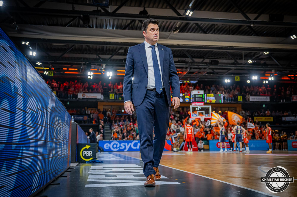 1. Basketball Bundesliga, easyCredit BBL, Saison 2024/2025, Herren, Hauptrunde, 9. Spieltag, 17.11.2024, RASTA Vechta -  ALBA Berlin
Israel Gonzalez (Headcoach ALBA Berlin) w&auml;hrend der Partie
Schlüsselwörter: 1. Bundesliga;17.11.2024;9. Spieltag;ALBA;BBL;Basketball;Berlin;Hauptrunde;Liga;RASTA;RASTA Dome;Saison 2024/2025;Vechta;easycredit