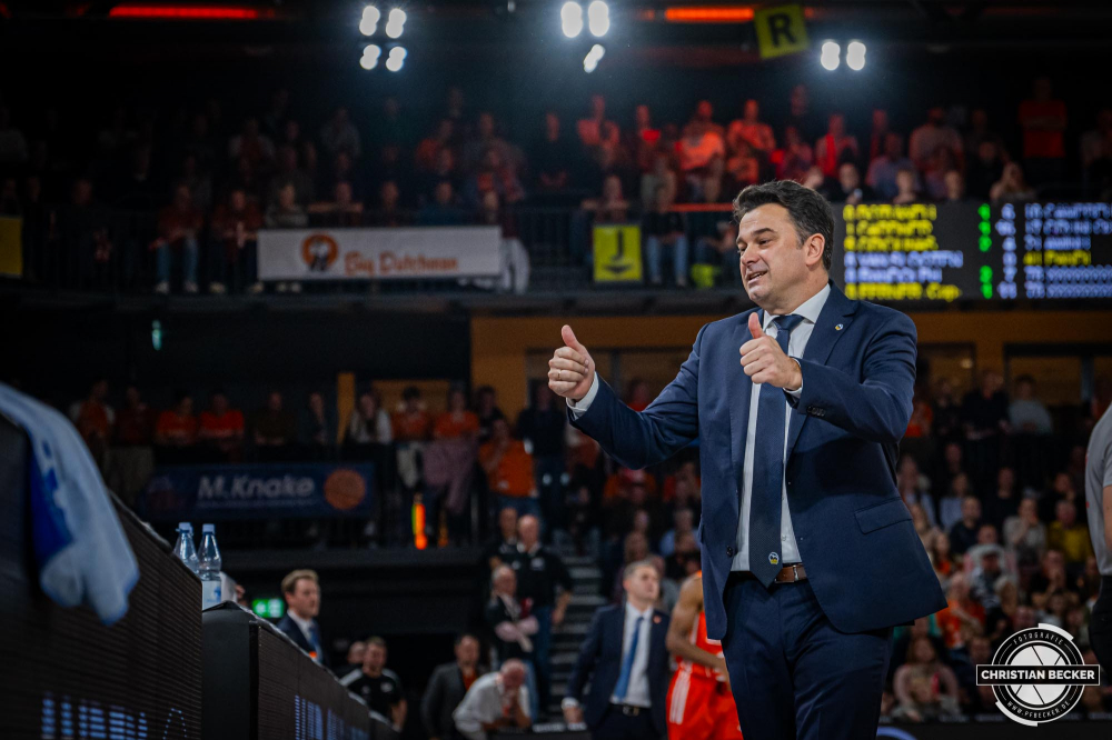 1. Basketball Bundesliga, easyCredit BBL, Saison 2024/2025, Herren, Hauptrunde, 9. Spieltag, 17.11.2024, RASTA Vechta -  ALBA Berlin
Israel Gonzalez (Headcoach ALBA Berlin) w&auml;hrend der Partie
Schlüsselwörter: 1. Bundesliga;17.11.2024;9. Spieltag;ALBA;BBL;Basketball;Berlin;Hauptrunde;Liga;RASTA;RASTA Dome;Saison 2024/2025;Vechta;easycredit