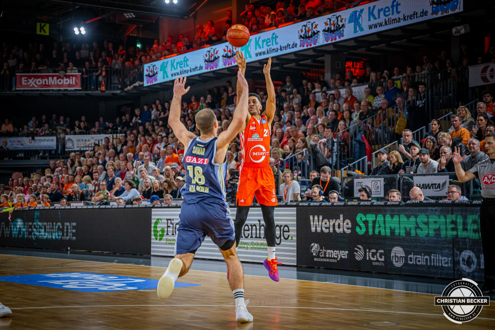 1. Basketball Bundesliga, easyCredit BBL, Saison 2024/2025, Herren, Hauptrunde, 9. Spieltag, 17.11.2024, RASTA Vechta -  ALBA Berlin
Joel Aminu (#21 - RASTA Vechta) beim Jumpshot
Schlüsselwörter: 1. Bundesliga;17.11.2024;9. Spieltag;ALBA;BBL;Basketball;Berlin;Hauptrunde;Liga;RASTA;RASTA Dome;Saison 2024/2025;Vechta;easycredit