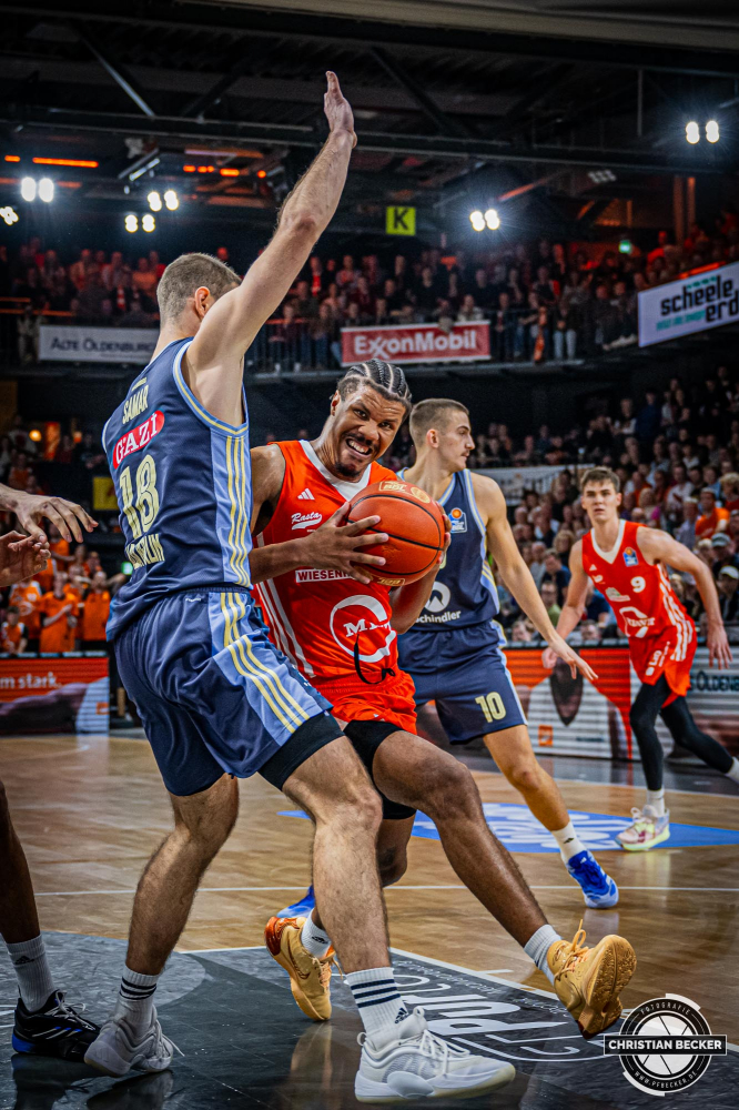 1. Basketball Bundesliga, easyCredit BBL, Saison 2024/2025, Herren, Hauptrunde, 9. Spieltag, 17.11.2024, RASTA Vechta -  ALBA Berlin
Mike Bothwell (#0 - RASTA Vechta) in Aktion
Schlüsselwörter: 1. Bundesliga;17.11.2024;9. Spieltag;ALBA;BBL;Basketball;Berlin;Hauptrunde;Liga;RASTA;RASTA Dome;Saison 2024/2025;Vechta;easycredit