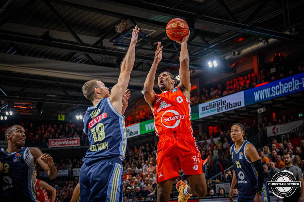 1. Basketball Bundesliga, easyCredit BBL, Saison 2024/2025, Herren, Hauptrunde, 9. Spieltag, 17.11.2024, RASTA Vechta -  ALBA Berlin
Mike Bothwell (#0 - RASTA Vechta) beim Korbleger gegen Ziga Samar (#18 - ALBA Berlin)
Schlüsselwörter: 1. Bundesliga;17.11.2024;9. Spieltag;ALBA;BBL;Basketball;Berlin;Hauptrunde;Liga;RASTA;RASTA Dome;Saison 2024/2025;Vechta;easycredit