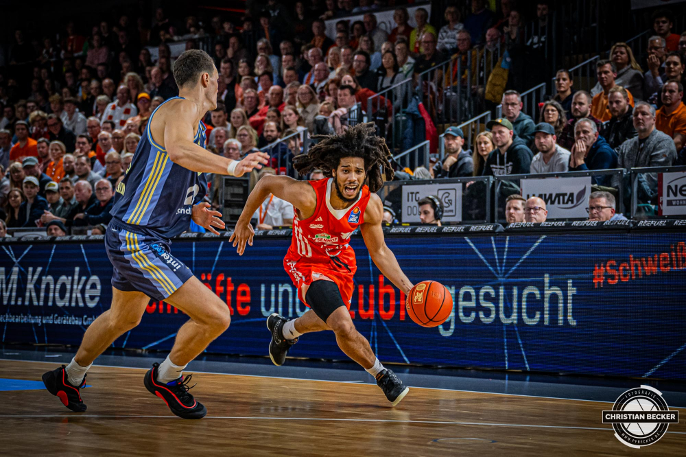 1. Basketball Bundesliga, easyCredit BBL, Saison 2024/2025, Herren, Hauptrunde, 9. Spieltag, 17.11.2024, RASTA Vechta -  ALBA Berlin
Tyger Campbell (#10 - RASTA Vechta) in Aktion gegen Yanni Wetzell (#5 - ALBA Berlin)
Schlüsselwörter: 1. Bundesliga;17.11.2024;9. Spieltag;ALBA;BBL;Basketball;Berlin;Hauptrunde;Liga;RASTA;RASTA Dome;Saison 2024/2025;Vechta;easycredit