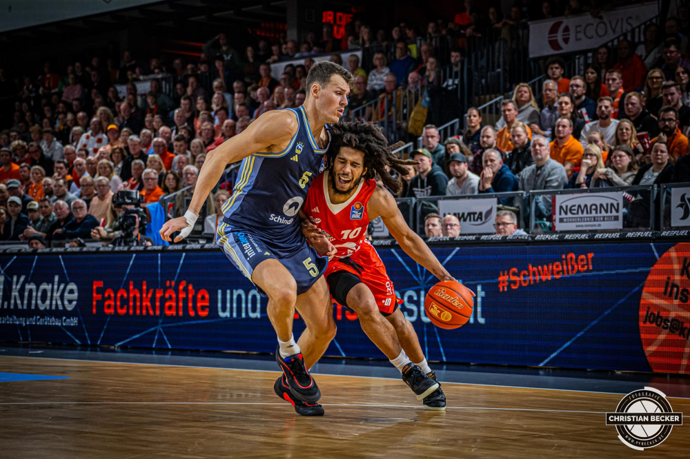1. Basketball Bundesliga, easyCredit BBL, Saison 2024/2025, Herren, Hauptrunde, 9. Spieltag, 17.11.2024, RASTA Vechta -  ALBA Berlin
Tyger Campbell (#10 - RASTA Vechta) in Aktion gegen Yanni Wetzell (#5 - ALBA Berlin)
Schlüsselwörter: 1. Bundesliga;17.11.2024;9. Spieltag;ALBA;BBL;Basketball;Berlin;Hauptrunde;Liga;RASTA;RASTA Dome;Saison 2024/2025;Vechta;easycredit